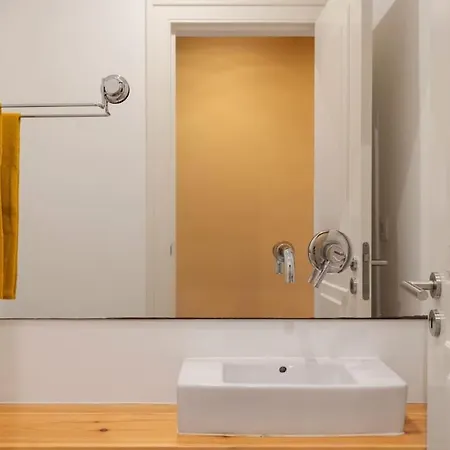 снеск Q,r-с0de First -,-3-bedroom With River View - Baixa דירה *